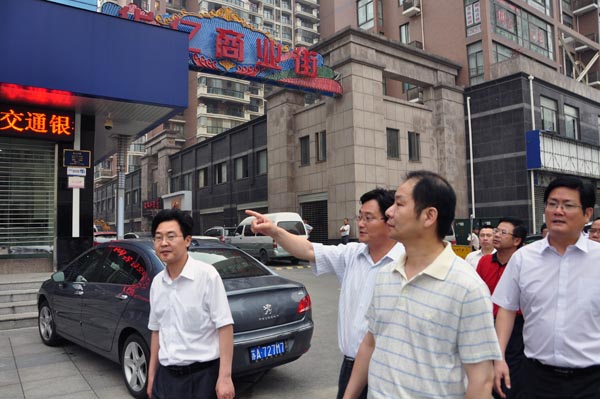10.考察組來到華億商業(yè)廣場(chǎng)，陳金?？偨?jīng)理正在作項(xiàng)目介紹.jpg