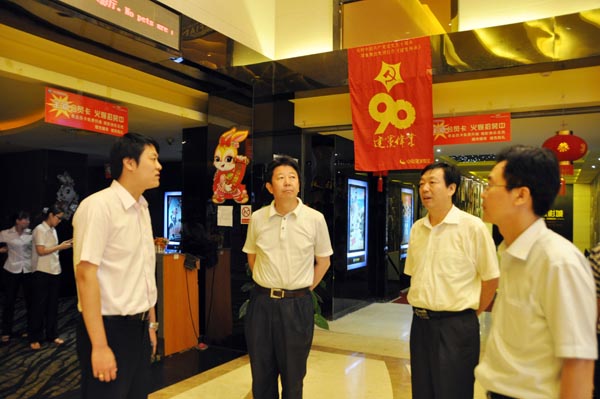 5.項(xiàng)領(lǐng)總裁陪同王市長一行來到華億環(huán)球影城考察.jpg
