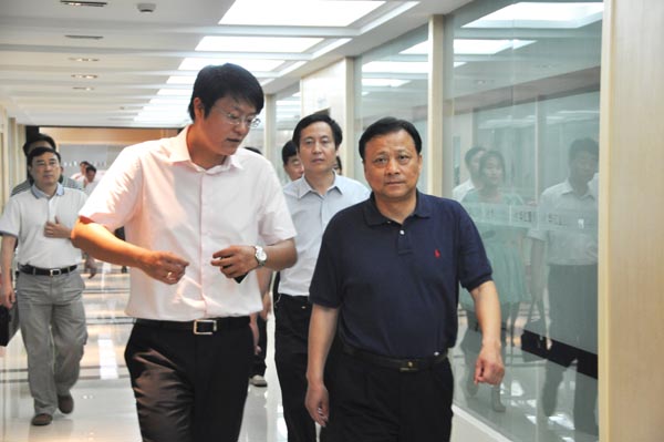 4.在華億置業(yè)公司，項(xiàng)領(lǐng)總裁向考察團(tuán)介紹華億地產(chǎn)項(xiàng)目發(fā)展情況.jpg