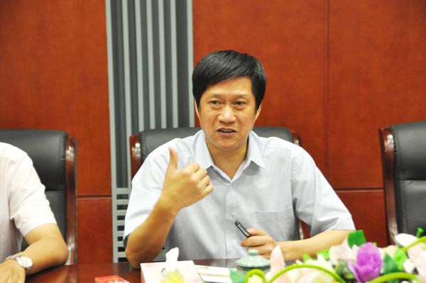 7.項(xiàng)義水董事長(zhǎng)向考察團(tuán)介紹華億集團(tuán)發(fā)展?fàn)顩r.jpg