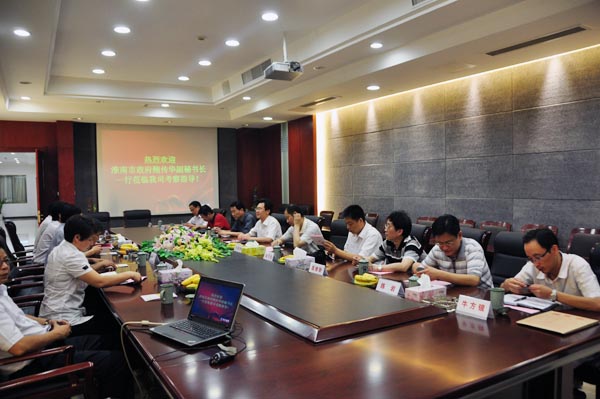 3.在集團(tuán)會(huì)議廳，集團(tuán)領(lǐng)導(dǎo)班子向考察組進(jìn)行座談.jpg